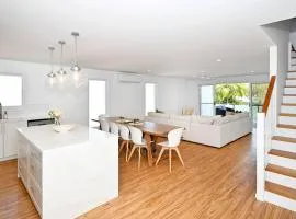 Modern Maroochydore Escape - 3 b/r