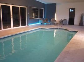 Chacra con piscina interior climatizada, hotel in Pan de Azúcar