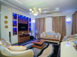 Luxury 4 bedroom duplex, feriehus i Lekki
