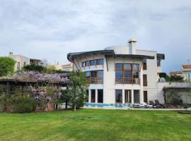 Lux villla near cntr with view pool beach accss, villa en Sarıyer