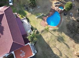 Jacaranda Self Catering Chalets, chalet de montaña en Krugersdorp