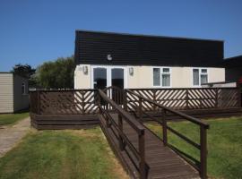 7A Medmerry Park 2 Bedroom Chalet, hotel with parking in Earnley