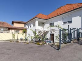 Déli Terasz B Apartman Free parking, self-check-in anytime, holiday rental in Győr