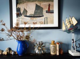 Northdene Cottage - cosy old fisherman's cottage two mins from sea - free parking - wood burning stove - roll top bath - dog friendly, hôtel à Deal