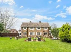 Designer Cottage with Parking - Esher Surrey - Pass the Keys