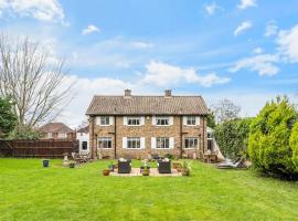 Hidden Cottage with Parking in Esher Surrey - Pass the Keys, Hotel in Esher