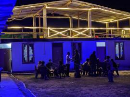 Damnbro Cafe & Stay KASOL, prabangi stovyklavietė mieste Kasol