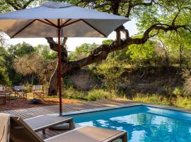 Nomads Den Luxury Villa with Riverbed View, holiday home in Hoedspruit