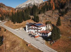 La Baita – hotel w pobliżu miejsca Wyciąg krzesełkowy Falzarego-Col Gallina w mieście Livinallongo del Col di Lana