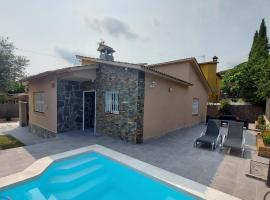 Casa parque Natural Montseny con piscina, barbacoa y Chimenea: San Antonio de Vilamajor'da bir aile oteli