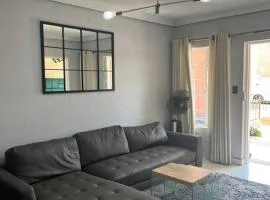 Cosy apt 10min to OR Tambo