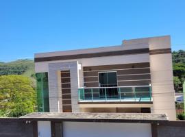 Casa de vidro com vista para a Mata Atlântica no Centro de Miguel Pereira, hótel í Miguel Pereira