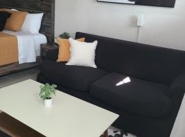 Viesnīca ar autostāvvietu Modern Studio Retreat with King Bed - Cozy Comfort pilsētā Pahokee
