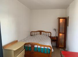 Une chambre simple confortable avec accès direct Aéroport d'Orly T4, casă de vacanță din Orly