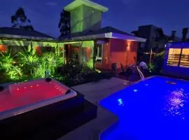 Casa com Piscina e SPA em Condominio a Beira da Lagoa de Ibiraquera
