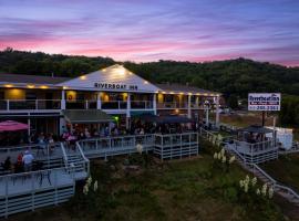 Riverboat Inn & Suites, viešbutis mieste Madisonas