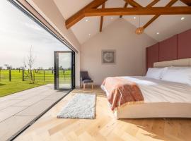 Large immaculate rural conversion - The Milking Parlour: Ipswich şehrinde bir otoparklı otel