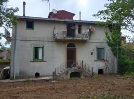 Calabria collina Antico Casale con giardino bio naturale OSTELLO SELF SERVICE ATTREZZATO, hotel in Castagnarella