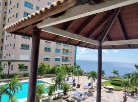 Habitacion privada en apartamento compartido: Santo Domingo şehrinde bir havuzlu otel