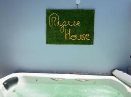 RiqueHouse: Hidro, churrasqueira a 500 m da praia، فندق في ماريكا