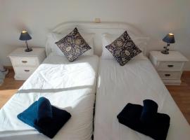 Lovely 2-bedroom in Carvoeiro free parking – hotel w mieście Poço Partido