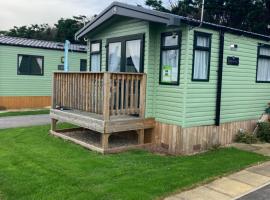 Sunflower Lodge, Lido Leisure Park, Knaresborough, cabin in Knaresborough