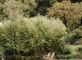 Gîtes du Bulz, en pleine forêt proche de la mer, hotel con estacionamiento en Pleyber-Christ