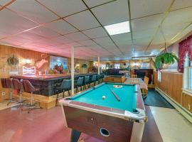 Lanesville Home with Pool Table, Bar and Deck!، كوخ في Lanesville