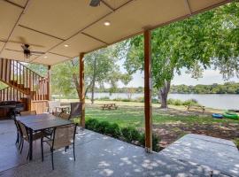 Rockwall Lake Home with Large Yard and Playground!, hótel í Rockwall
