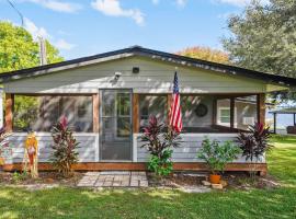 Frostproof Lakefront Home with Screened-In Porches!, hotel u gradu 'Frostproof'