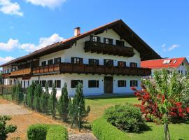 Gutshof Alpenblick am Simssee - über den man spricht, cheap hotel in Stephanskirchen