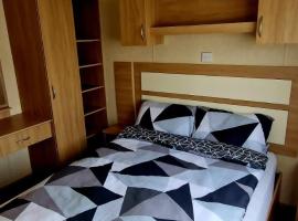 3 bedroom caravan، مكان تخييم في Kinmel Bay