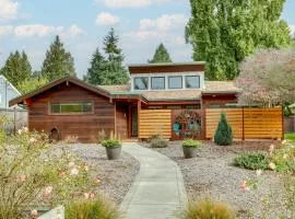 Beautiful Seattle Home with Patio about 9 Mi to Downtown