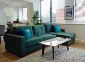Luxury 2 Bed 2 Bath Flat Near Old Trafford, hotel in Manchester