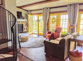 Cottage on the Mississippi Venue and dog friendly โรงแรมในLe Claire
