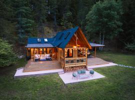 The Kootenay Lake House - A Private Luxury Retreat, porodični hotel u gradu Nakusp