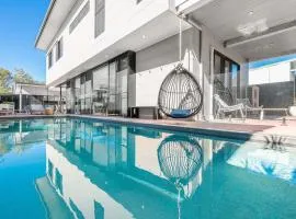 Catalinas - Byron Bay villa near beach with pool