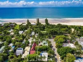 Longhouse - spacious 4 BR Belongil Beach retreat