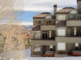 Amazing Ski-In/Ski-Out Fully Renovated Condo, hotel in Snowmass Village