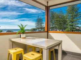 Quiksilver Apartments The Pass - steps from beach