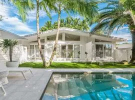 The Chalet - designer 3 BR retreat with pool