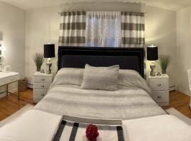 Welcoming Private Suite with French Touches, hotel med parkering i Union