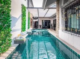 Luxury Thai Style Pool Villa in downtown Pattaya, close to Walking Street