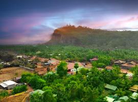 Family Batcave Homestay, hotel cerca de Killing Caves of Phnom Sampeau, Battambang