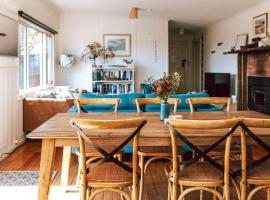 Bay of Fires - Beachfront - Sloop Cottage, hotel in Binalong Bay