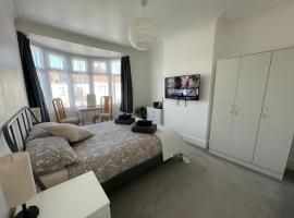 Double Bedroom with TV in Sudbury Hill Wembley - 10 mins from Wembley Stadium, hotel v mestu Harrow on the Hill