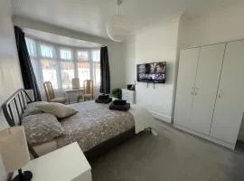 Double Bedroom with TV in Sudbury Hill Wembley - 10 mins from Wembley Stadium