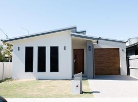 New Home close to Airport hospital Coles & Resto, cottage in Mackay