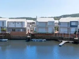 Waterfront - 8 commodore life on the water 3 BR