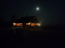 Sauna, balia i drewniana chata nad rzeką, hotel mesra haiwan peliharaan di Szczekociny